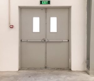 Mẫu cửa thép chống cháy chung cư có thanh thoát hiểm và ô kính