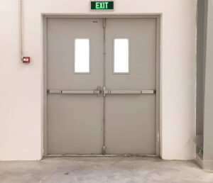 cua thep chong chay co thanh thoat hiem o kinh