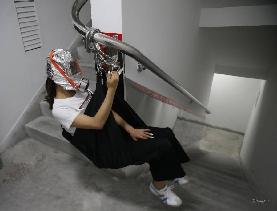 Đeo mặt nạ phòng đọc