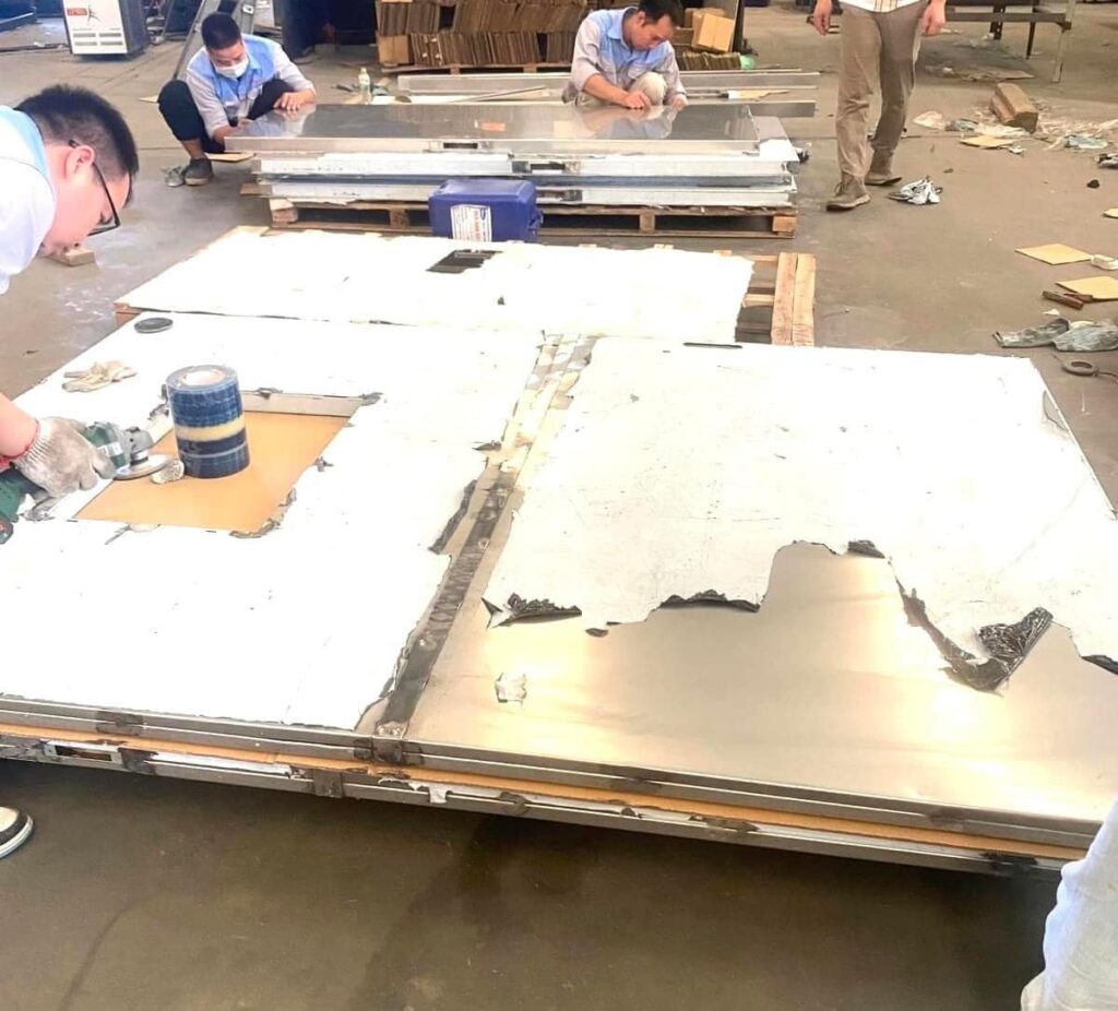 tiến hành lắp đặt cửa chống cháy